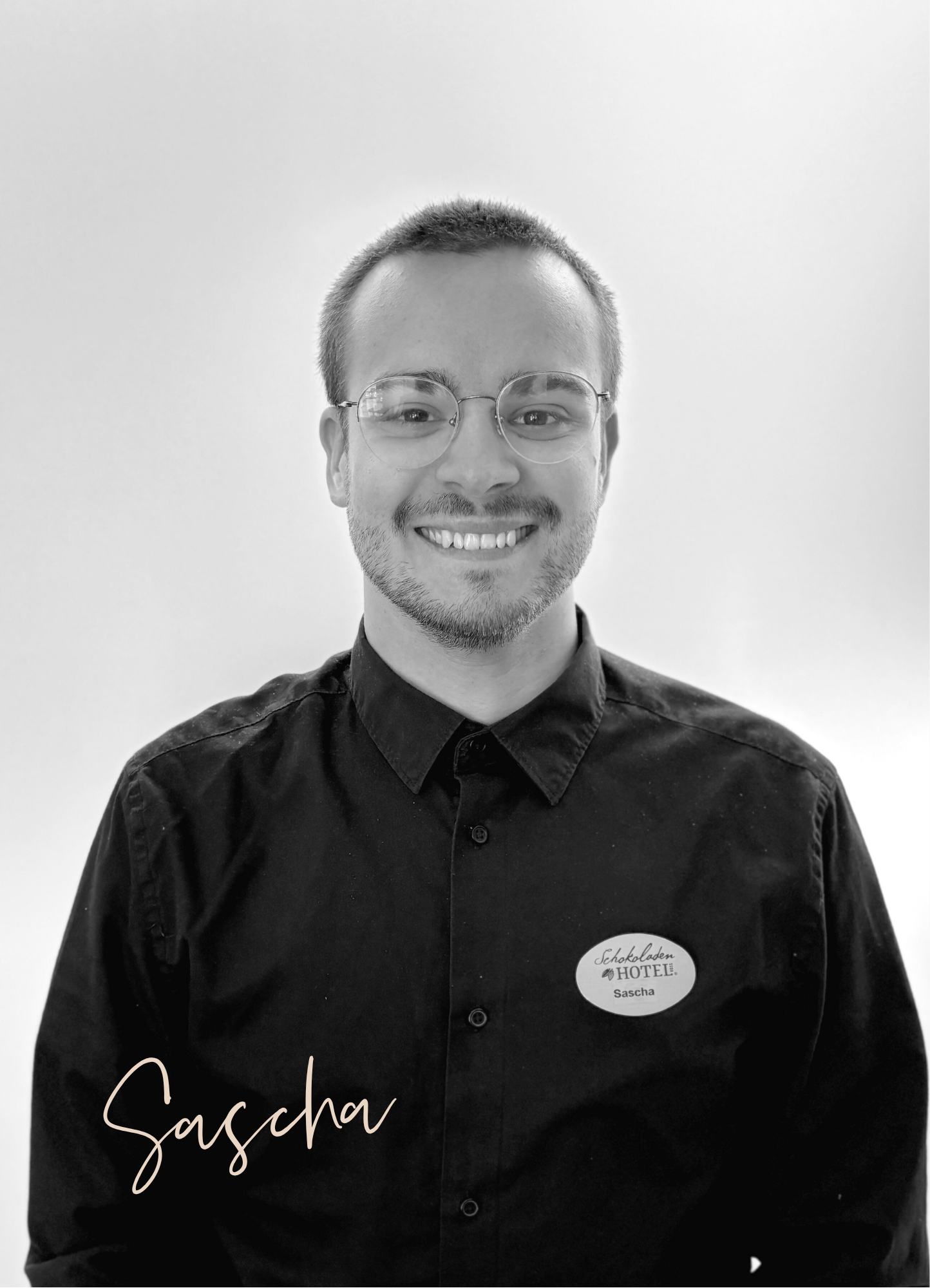 Sasha aus der Rezeption lächelt uns an auf dem Foto.