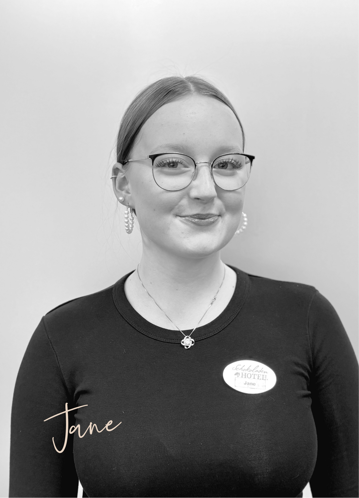 Jane, unser Schülerjobberin auf einem schwarz-weißes Foto.