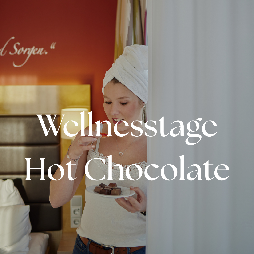 Eine Frau hält ein Glas Alkohol mit der Aufschrift „Schoko Sommer Hotel Deal“ darauf