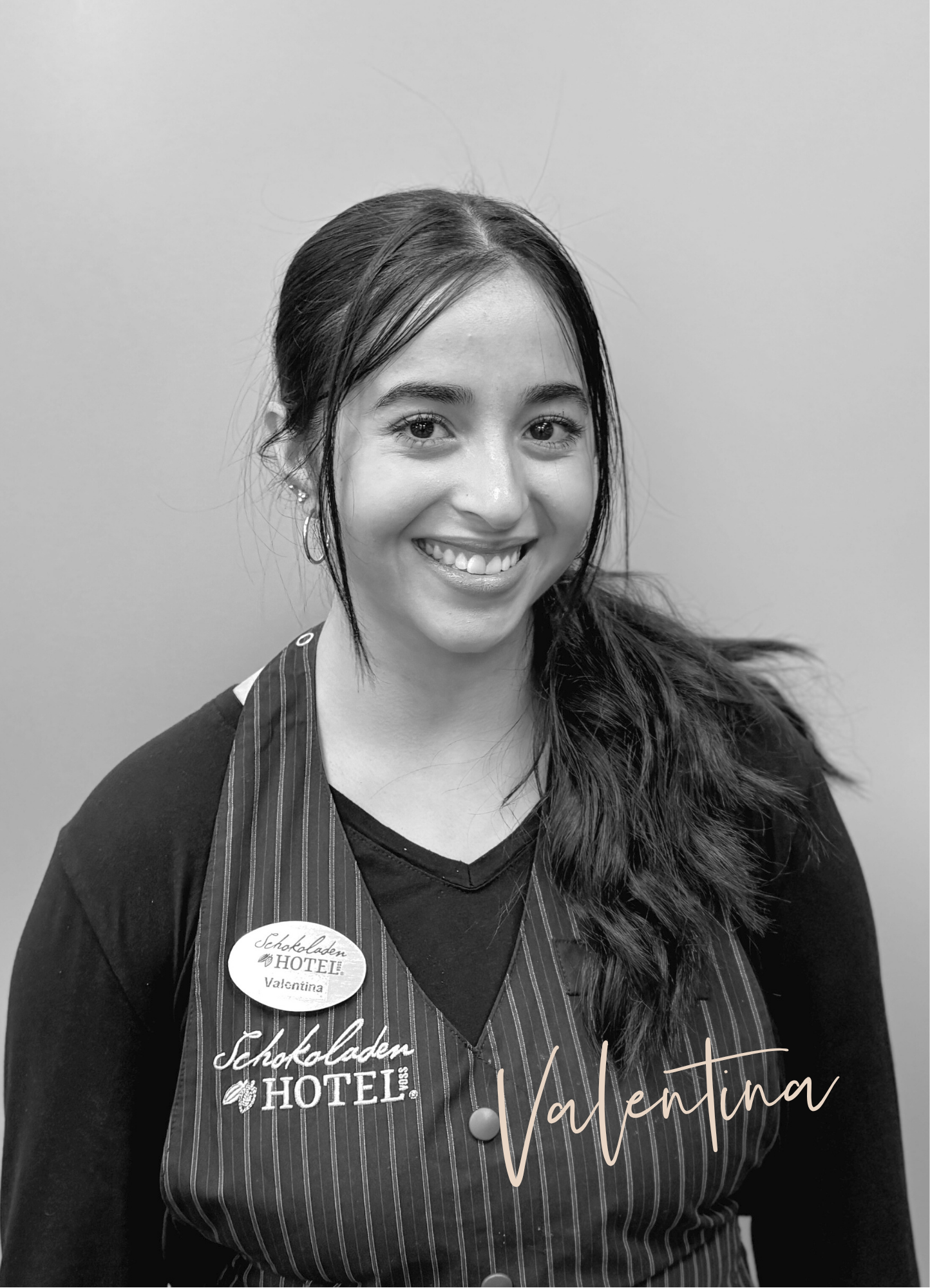 Paula, unser Azubi aus dem Serviceteam lächelt freundlich in die Kamera.
