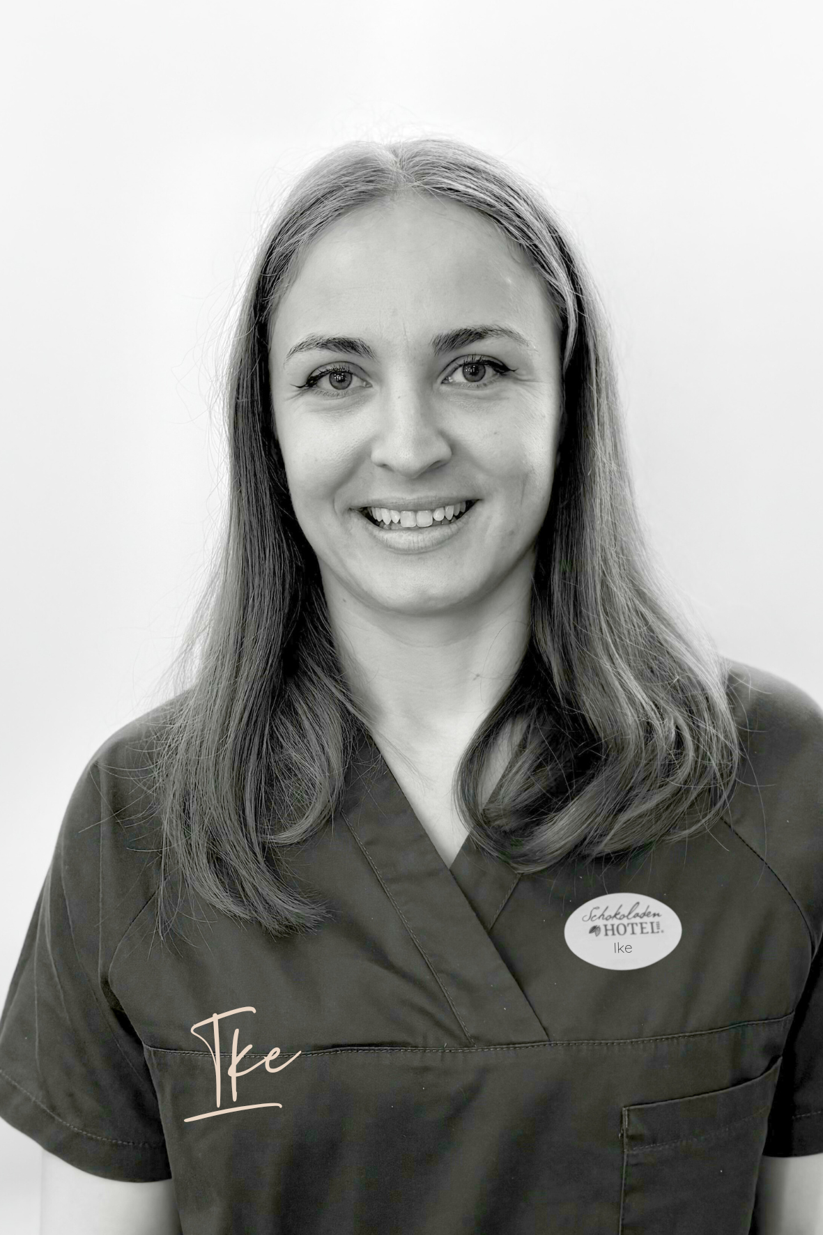 Ike aus dem Team Housekeeping lächelt freundlich in die Kamera