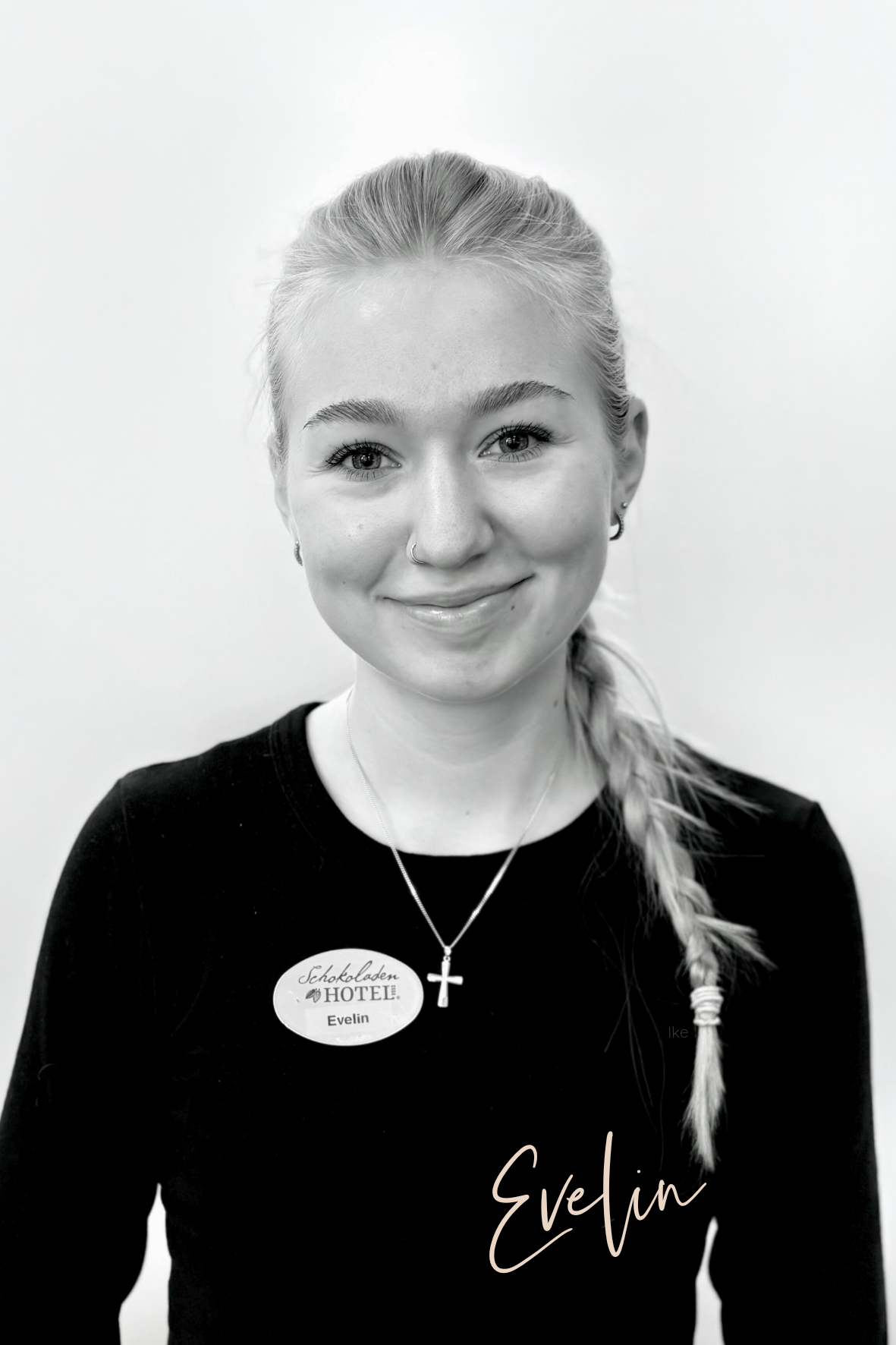 Evelin, unser Azubi aus dem Serviceteam. Schwarz-weißes Foto.