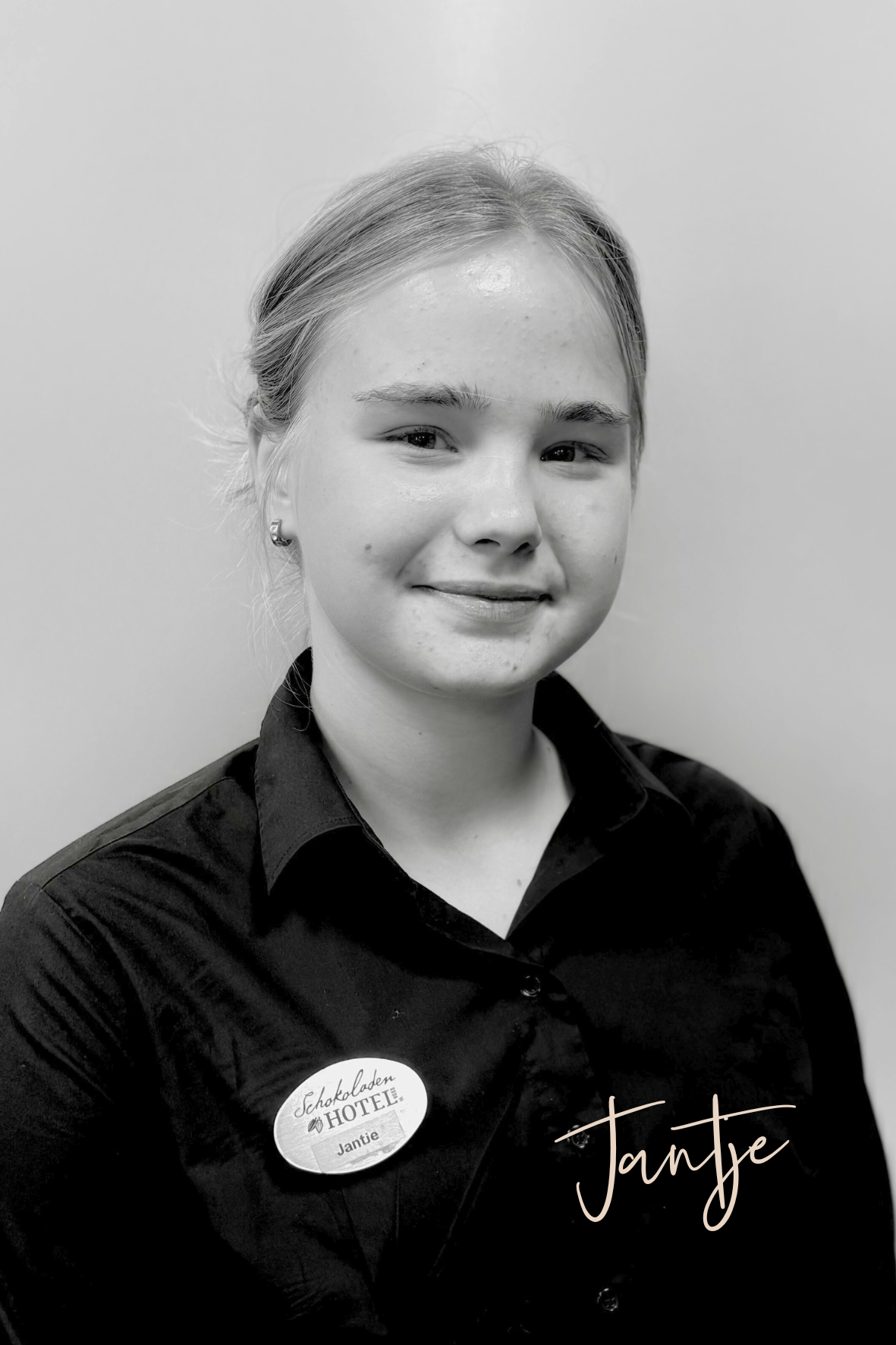 Jane, Schülerjobberin aus unserem Team lächelt beim Fotoshooting.