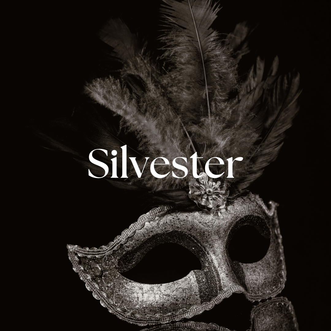 Ein Mann und eine Frau fahren mit dem Fahrrad eine Straße entlang, auf deren Unterseite die Worte „Radfahrer Special“ stehen