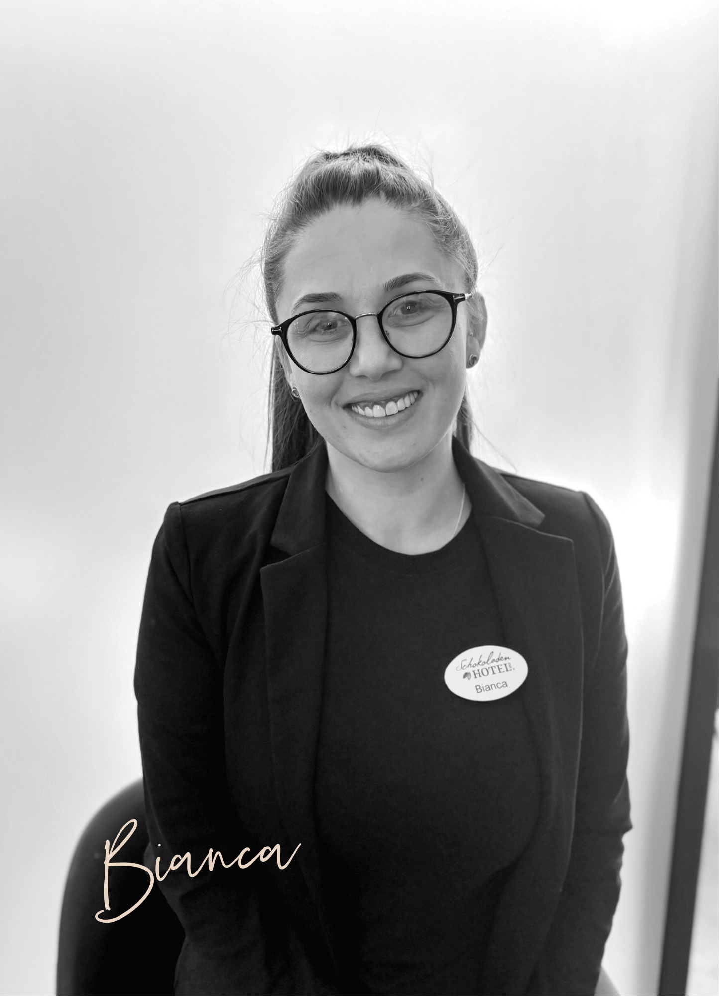 Bianca-Nicoleta, unsere Hausdame lächelt freundlich in die Kamera.