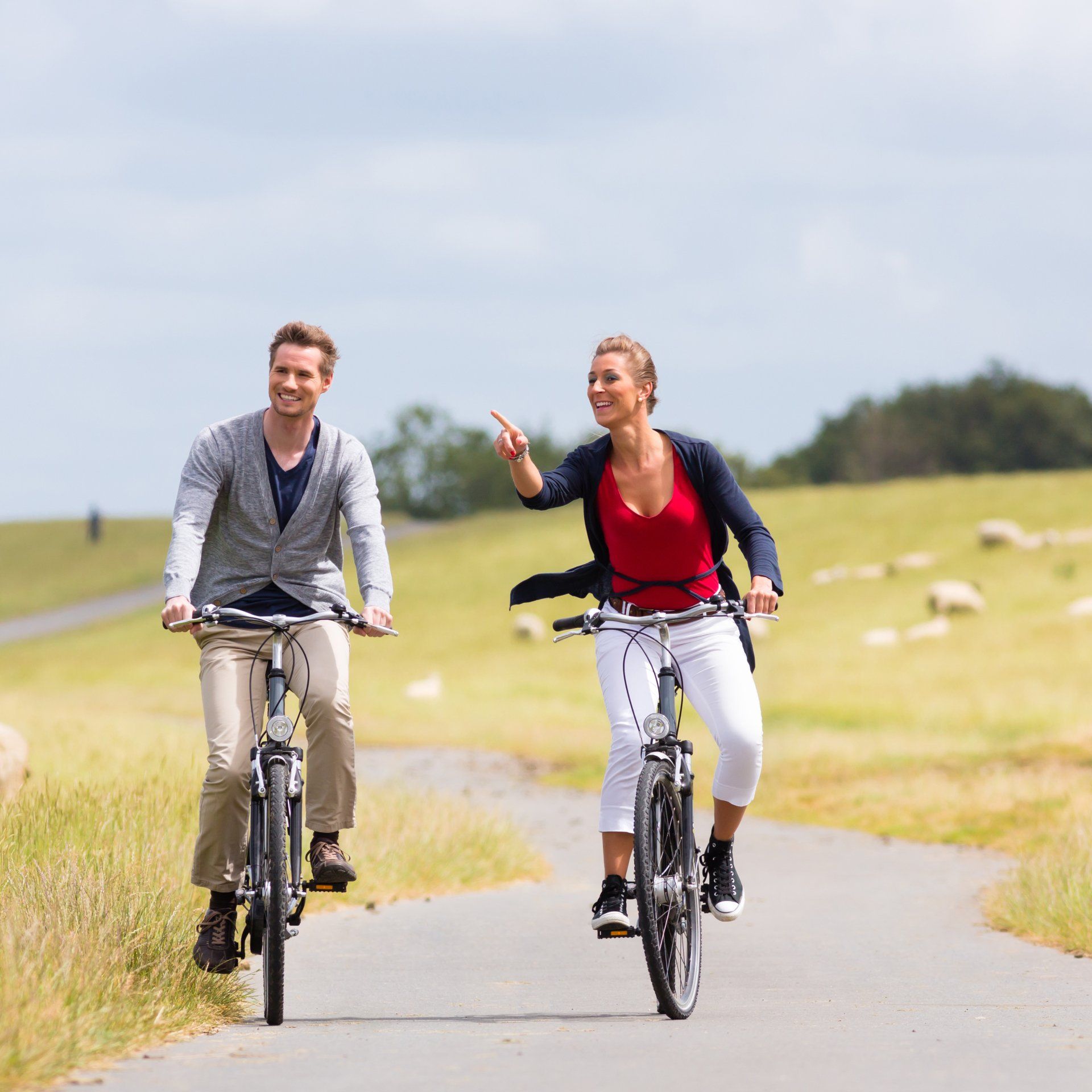 Ein Mann und eine Frau fahren mit dem Fahrrad einen Weg entlang