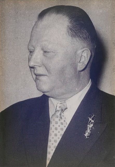 Ein Schwarzweißfoto eines Mannes in Anzug und Krawatte