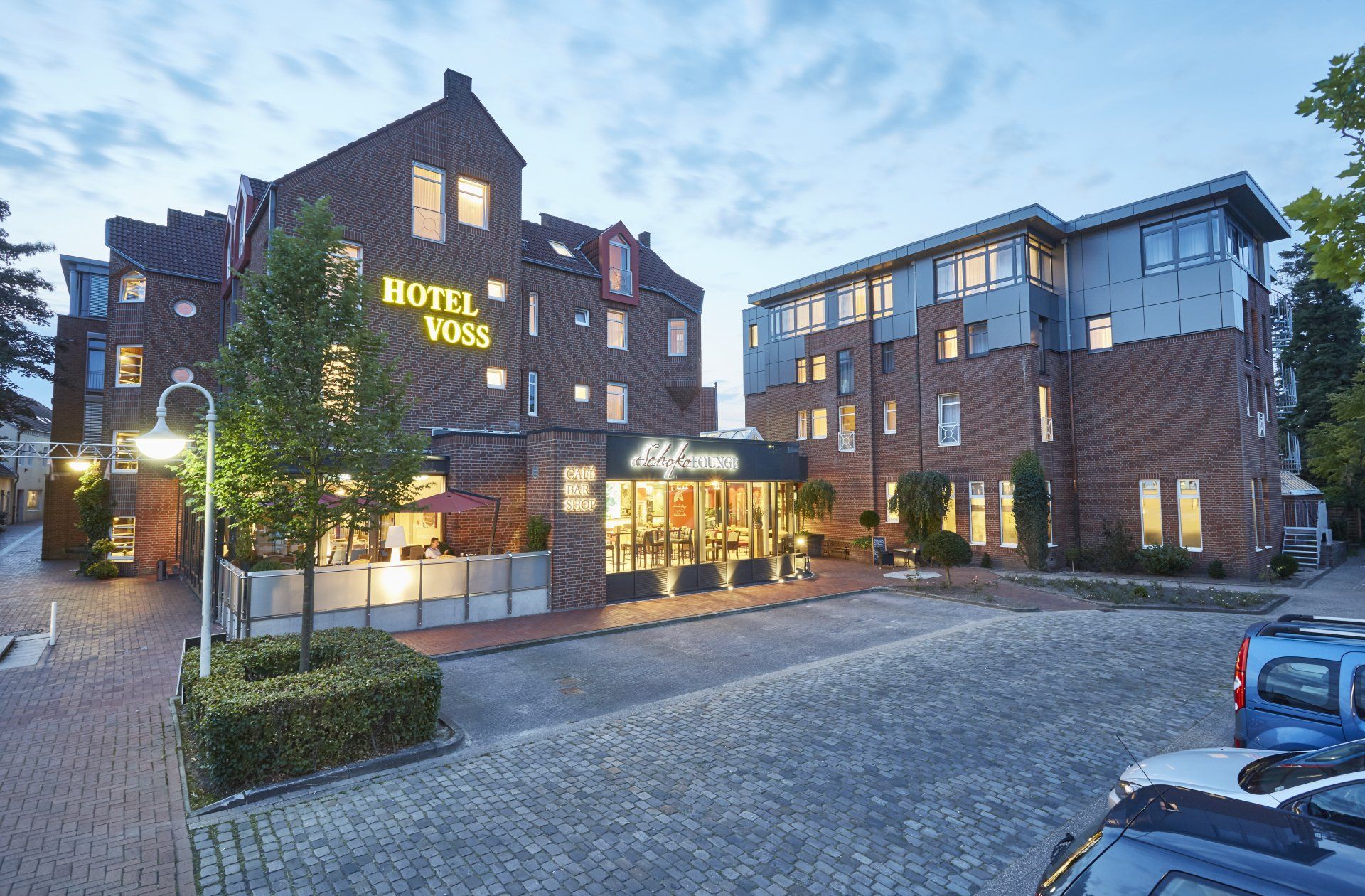 Ein Hotel mit vielen davor geparkten Autos
