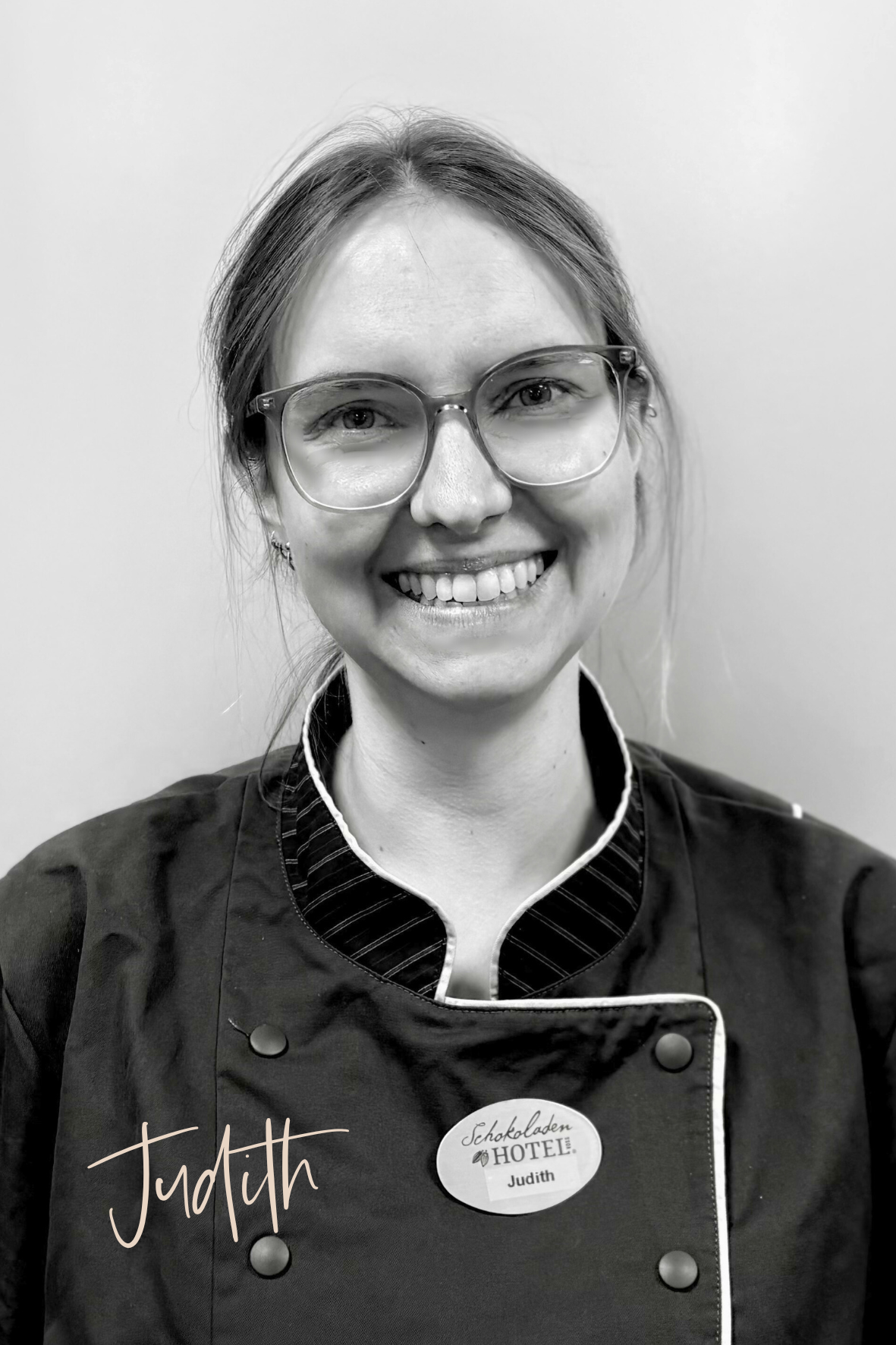 Judith lächelt freundlich in die Kamera. Sie ist im Team Atelier unterwegs.