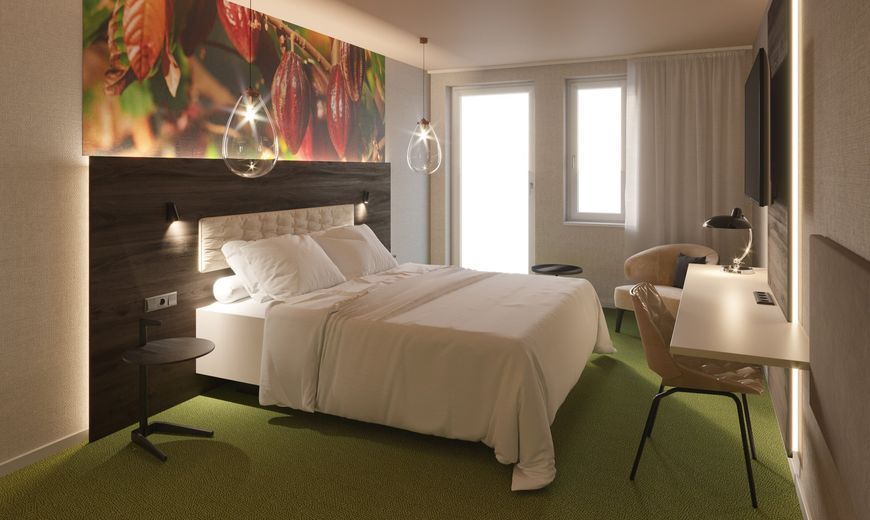Hotelzimmers mit Kingsize-Bett und Schreibtisch.