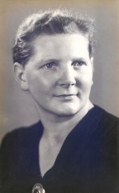 Ein Schwarzweißfoto einer Frau in einem schwarzen Kleid.