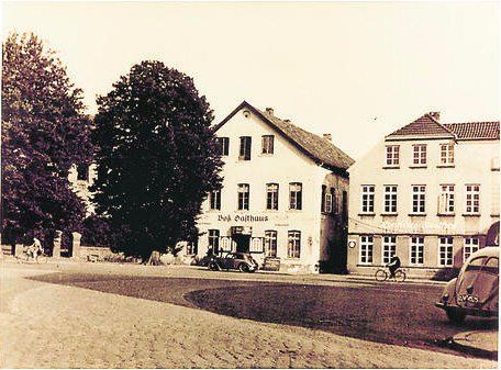 Ein Schwarzweißfoto eines Gebäudes namens Das Chateau