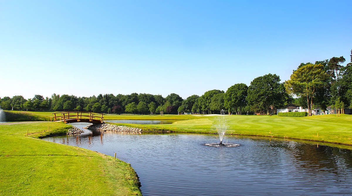 In der Mitte des Teichs auf dem Golfplatz befindet sich ein Brunnen (Golfclub in Oldenburg)
