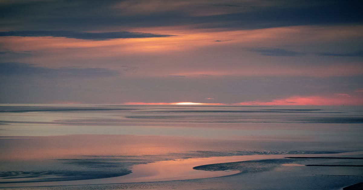 Die Sonne geht über der Nordsee unter.