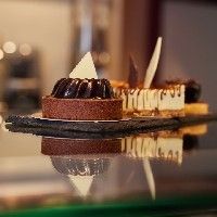 Eine Nahaufnahme eines Desserts auf einem Glastisch.