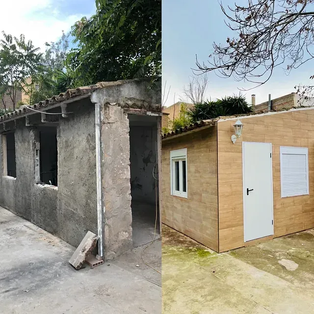Una foto de antes y después de una casa con una puerta blanca.