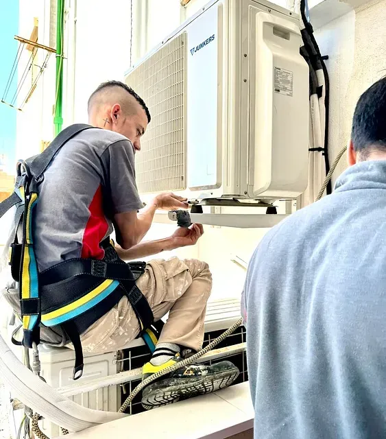 Un hombre que lleva un arnés está trabajando en un aire acondicionado.