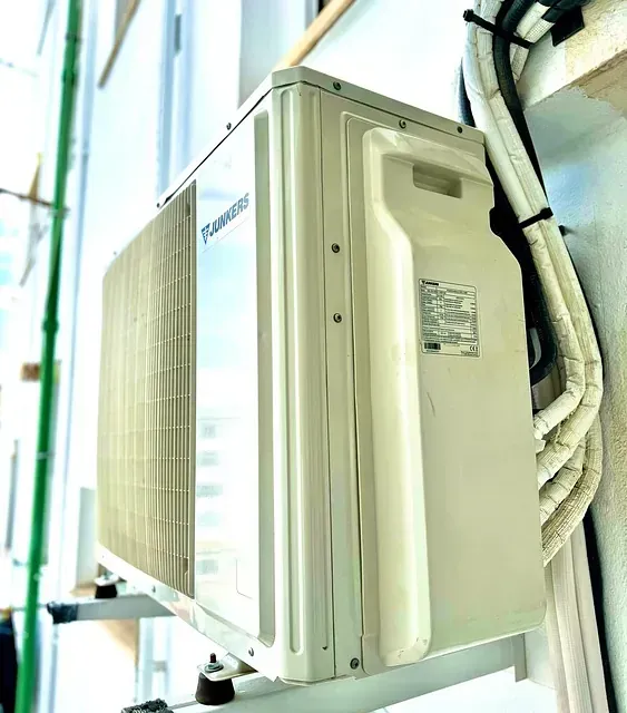 Un acondicionador de aire está montado en el costado de un edificio.