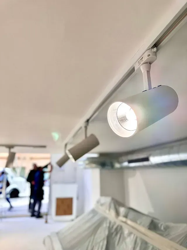 Una luz blanca cuelga del techo de una habitación.