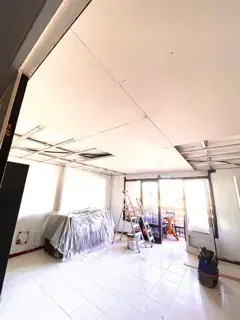 Una habitación grande con un techo que está siendo remodelado.