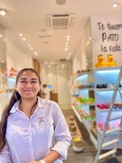 Una mujer está parada frente a un cartel que dice