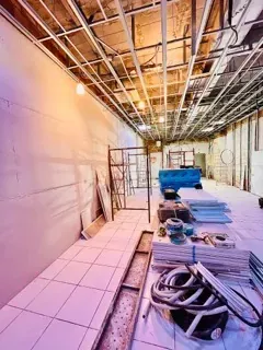 Una gran habitación en construcción con un techo que se está construyendo.