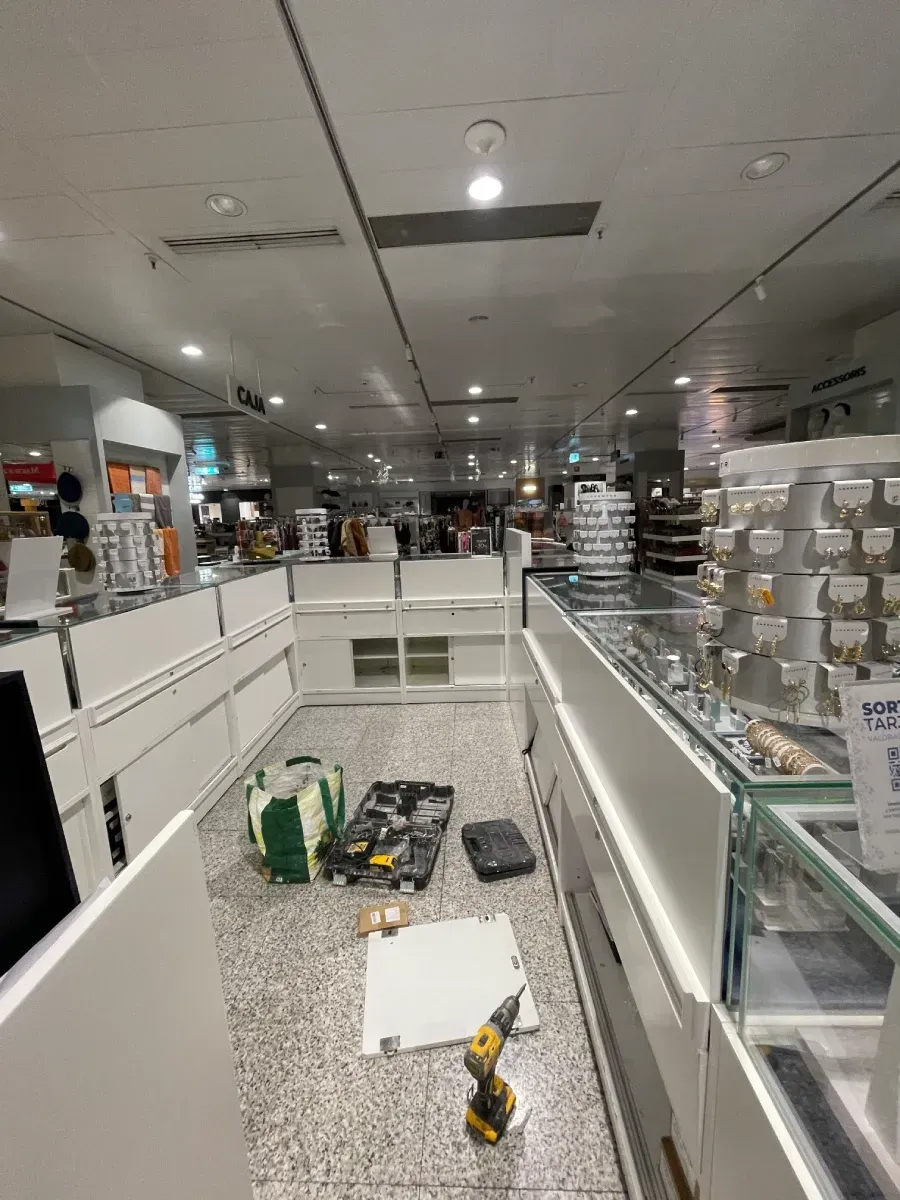 Se está remodelando una tienda y hay un taladro en el suelo.