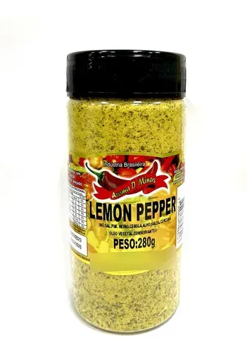 Un recipiente de plástico transparente con especias de pimienta y limón con tapa negra y etiqueta amarilla.