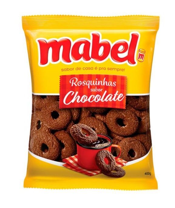 Bolsa amarilla de galletas de chocolate Mabel, con etiqueta roja y una taza de chocolate.