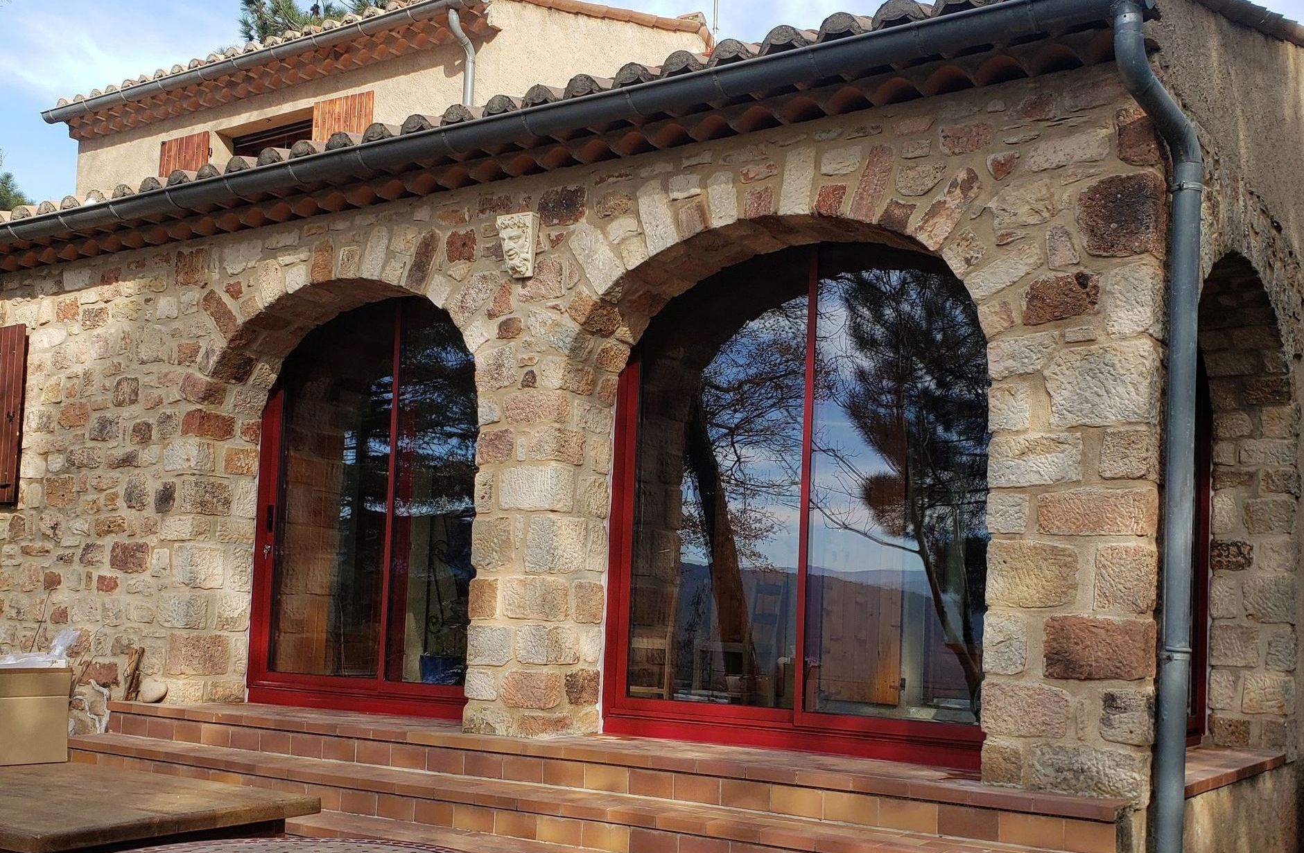 Maison moderne avec fenêtres en PVC rouge