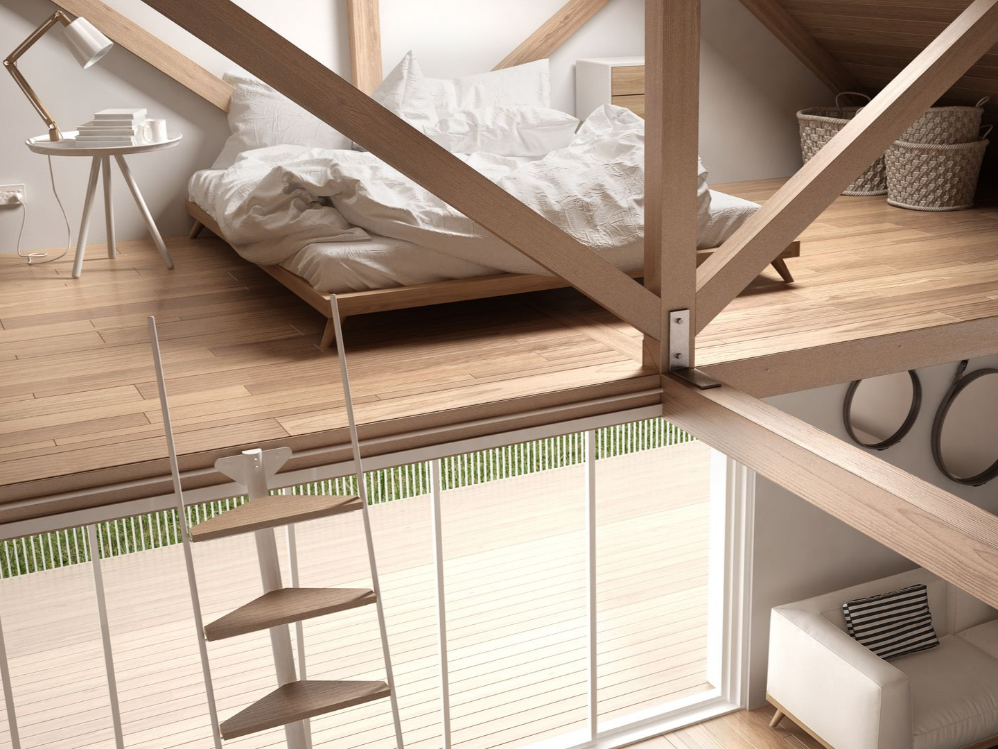 Chambre en mezzanine avec poutres apparentes, lit et échelle. En dessous, un canapé blanc et une grande fenêtre aux accents verts.