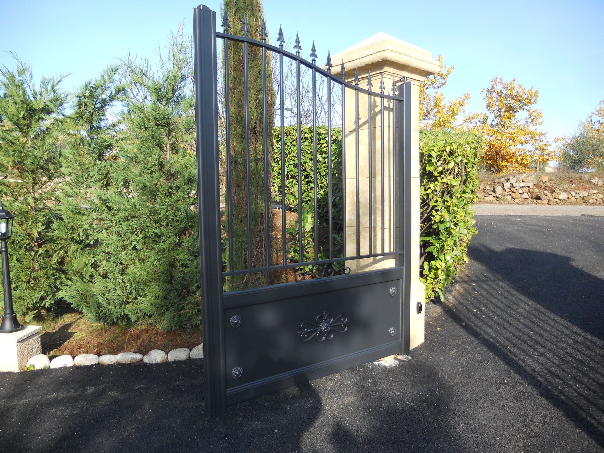 Porte d'un portail à barreaux noirs