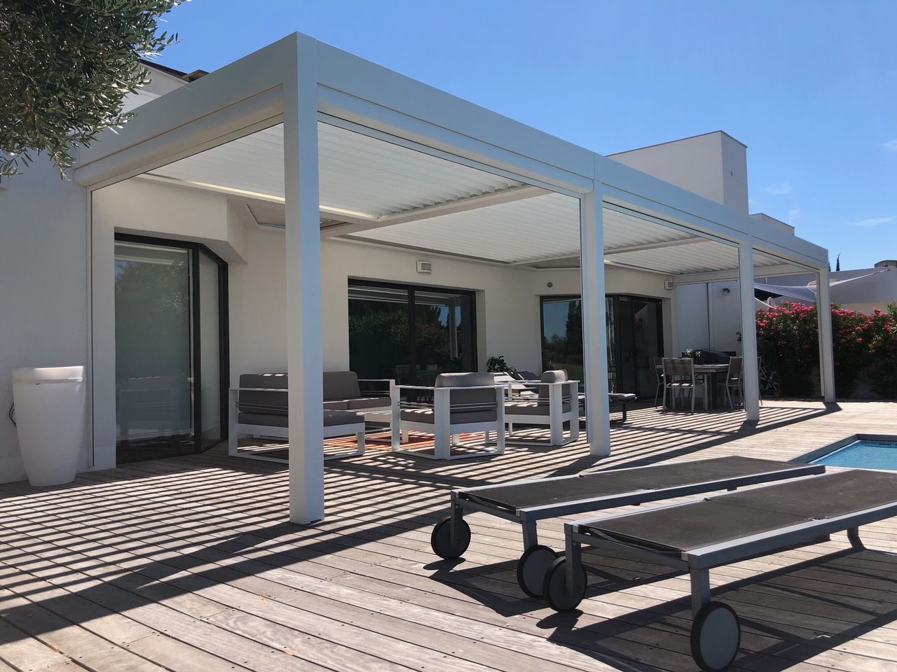 Pergola blanche et terrasse aménagée
