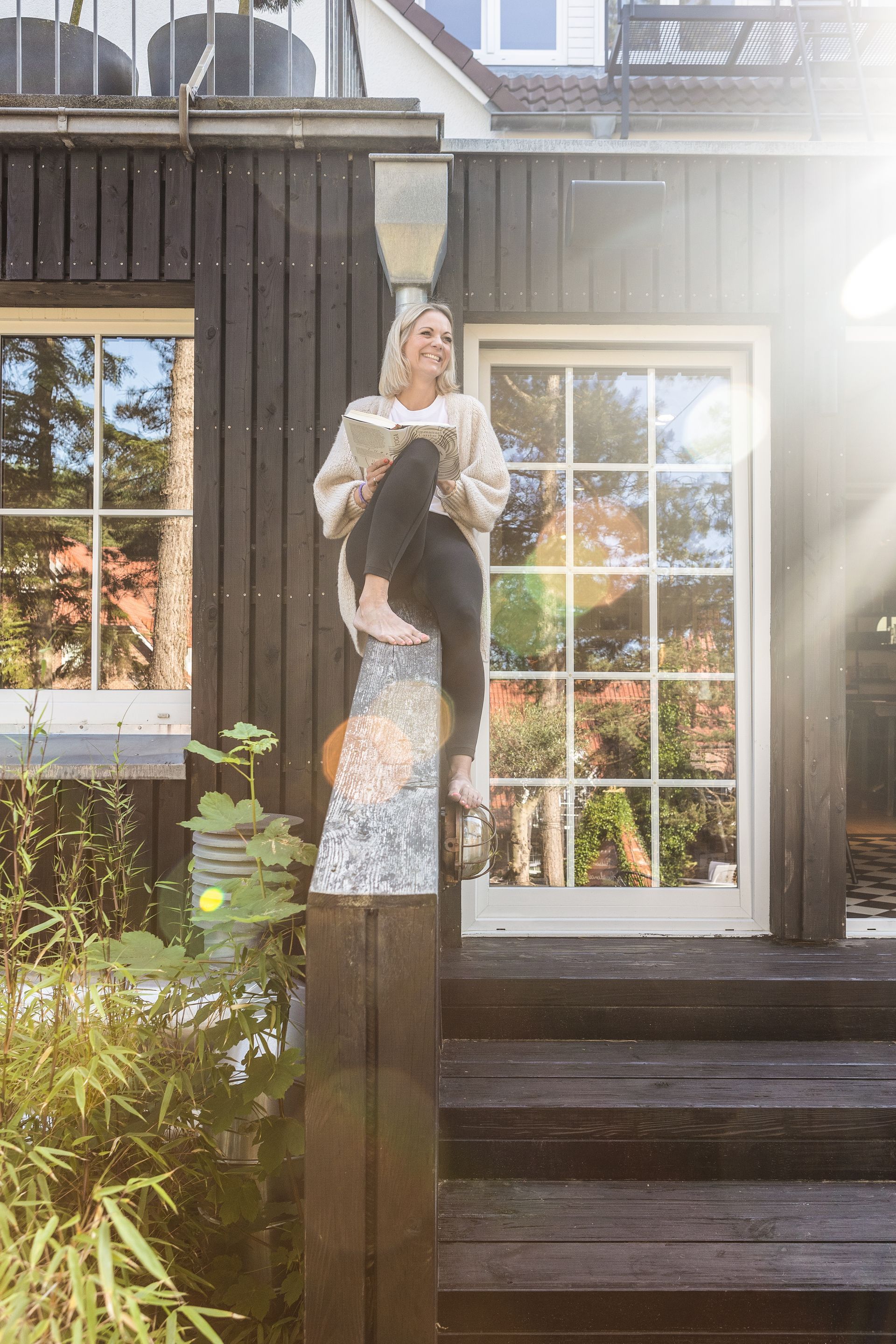 Frau sitzt auf der Terrasse