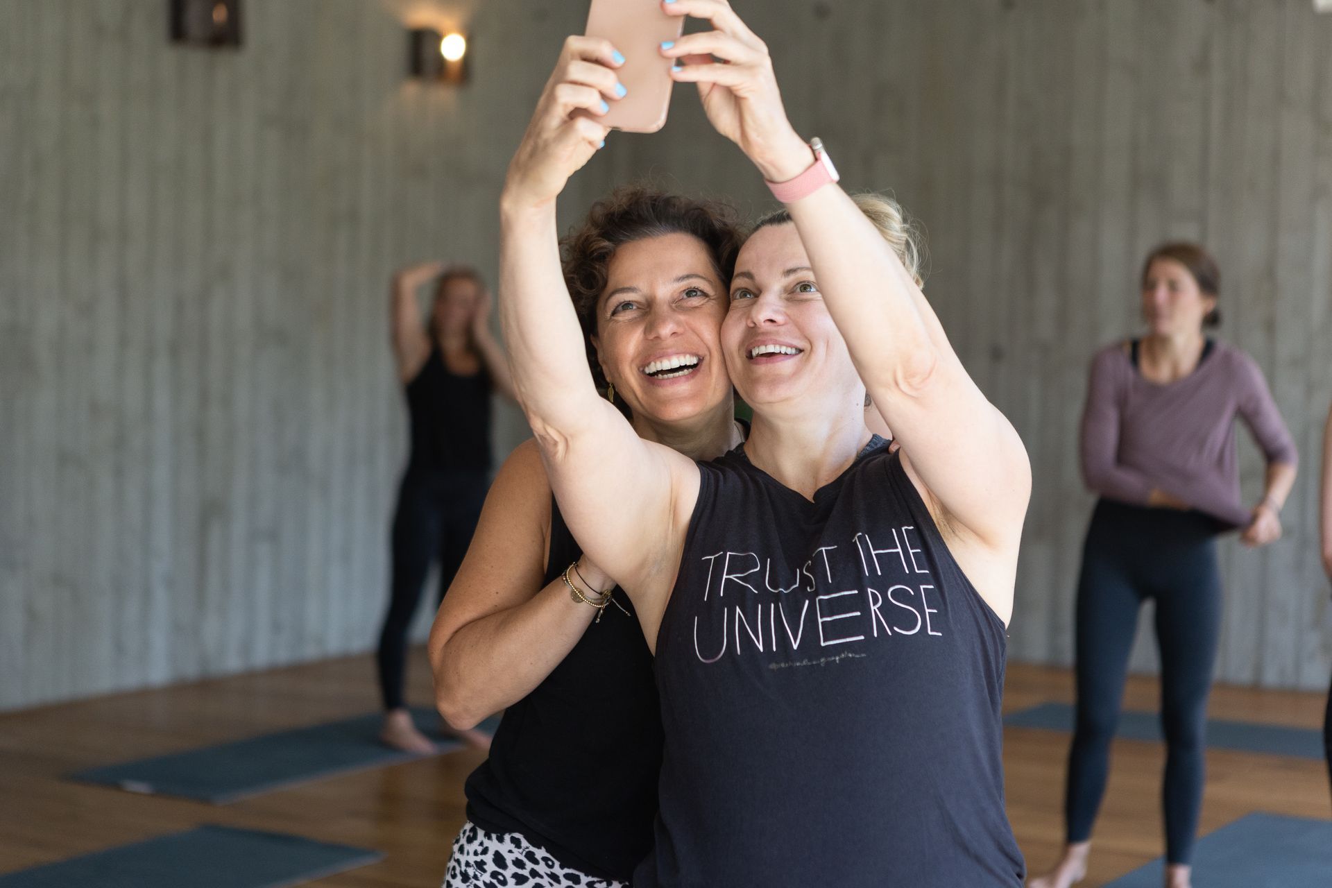 Zwei Frauen machen ein Selfie