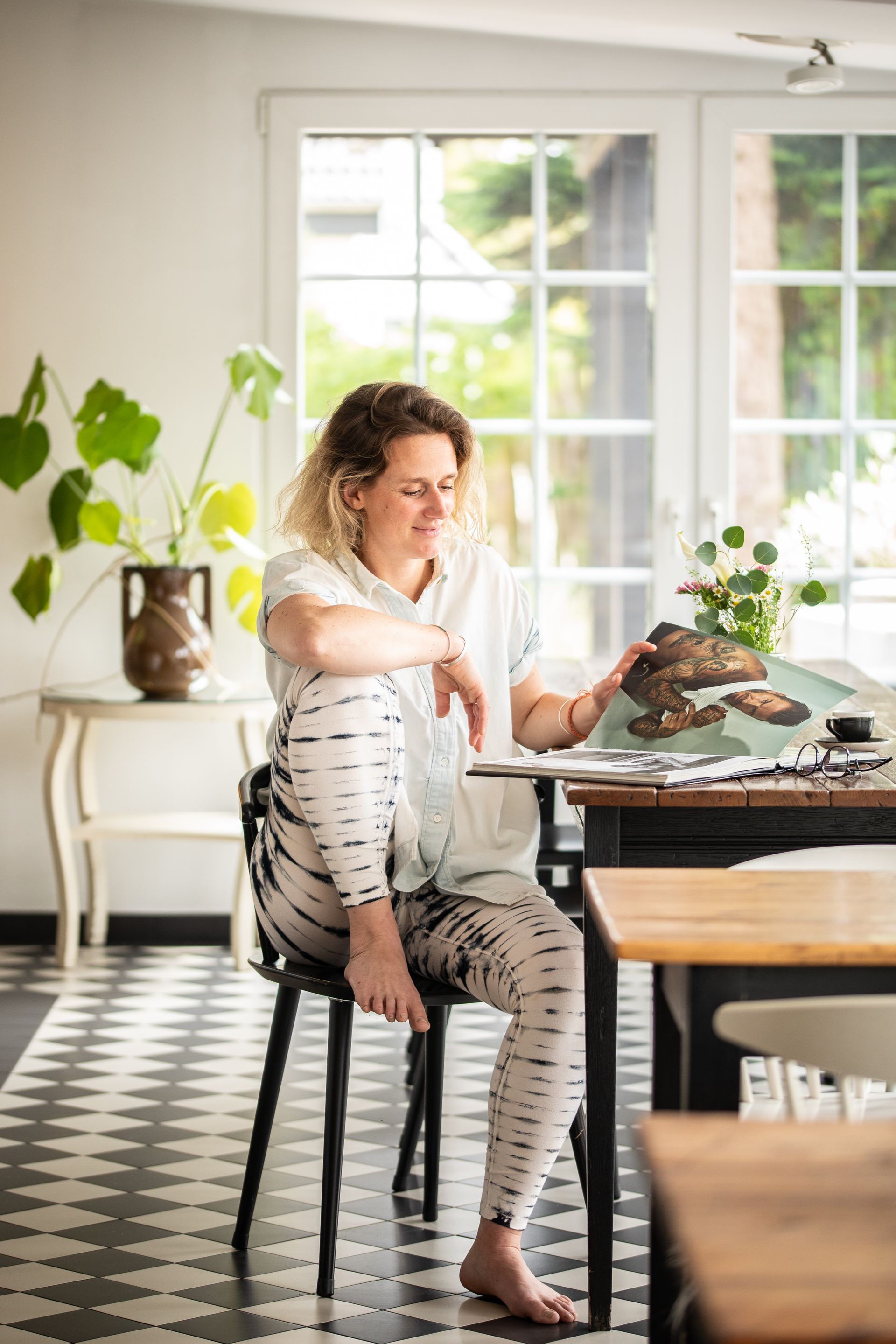 Frau blättert in Magazin