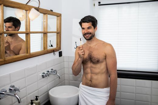 Mann im Badezimmer