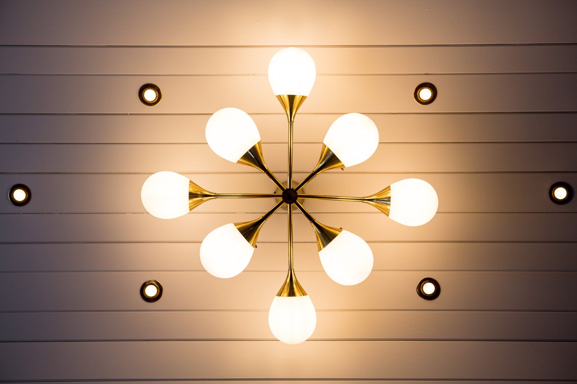 Von der Decke hängt ein Kronleuchter, der wie eine Schneeflocke aussieht.