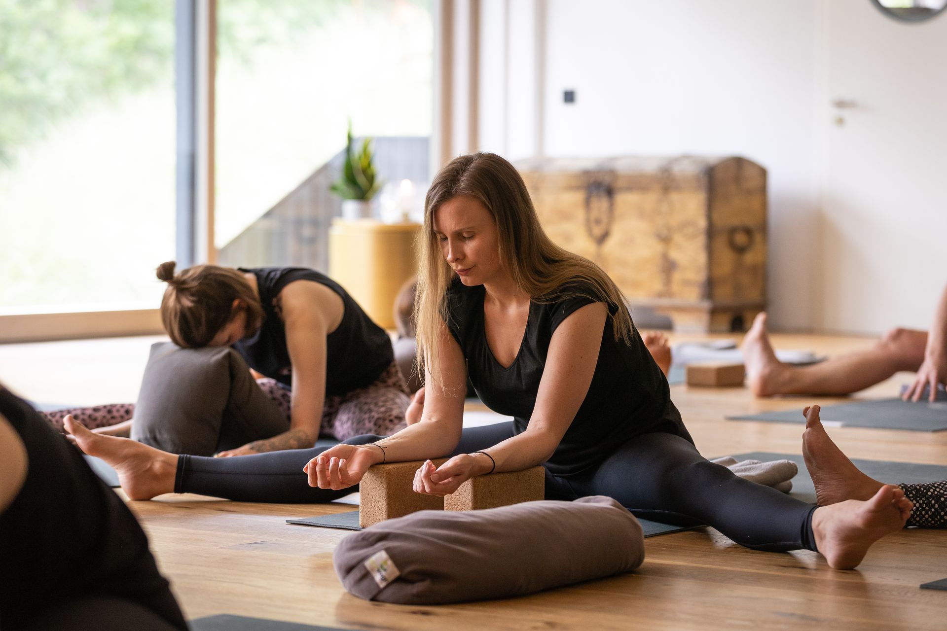 Eine Gruppe von Frauen macht Yogaurlaub in einem Hotel an der Nordsee.