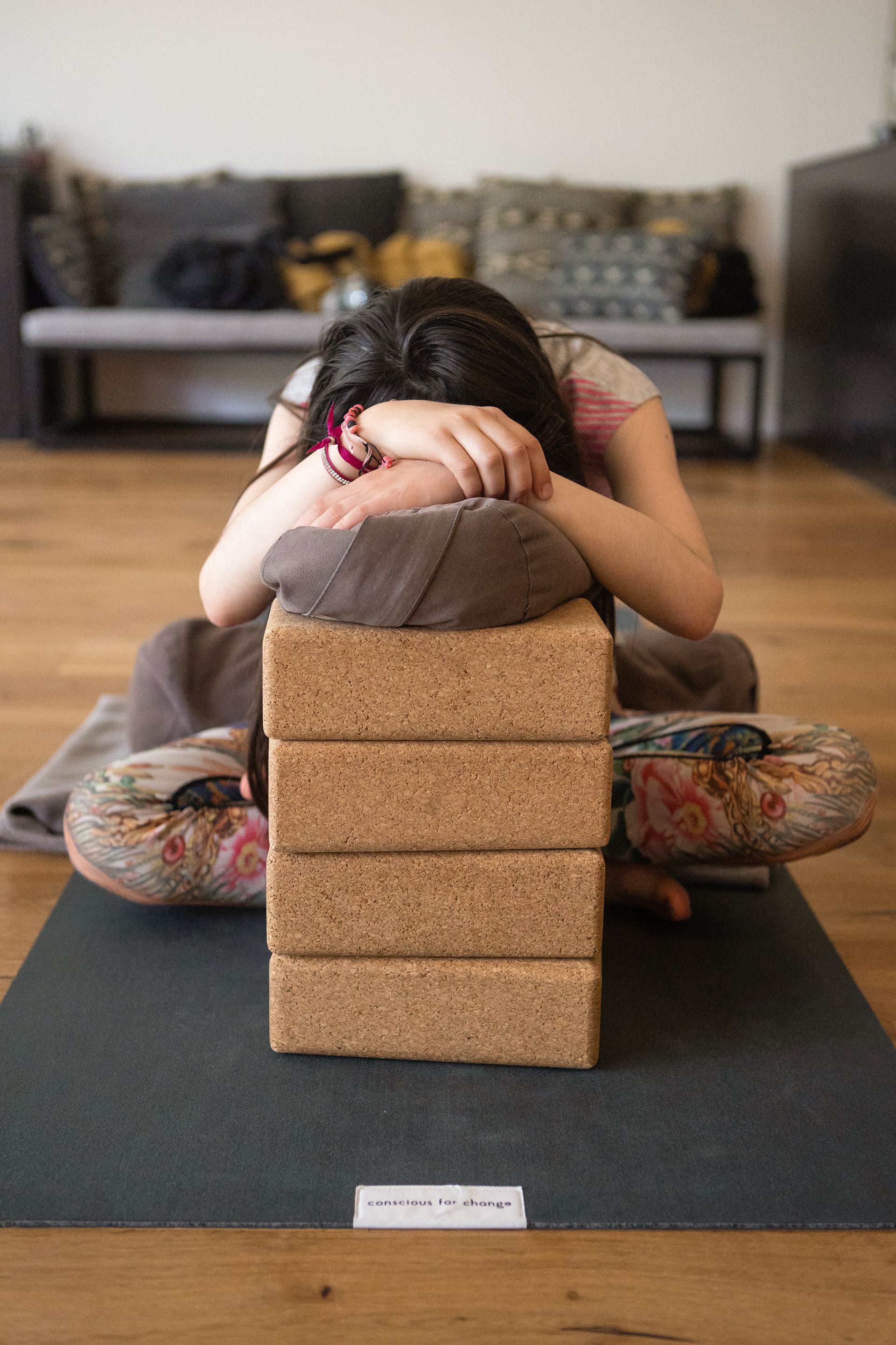 Frau entspannt auf Yoga-Blöcken