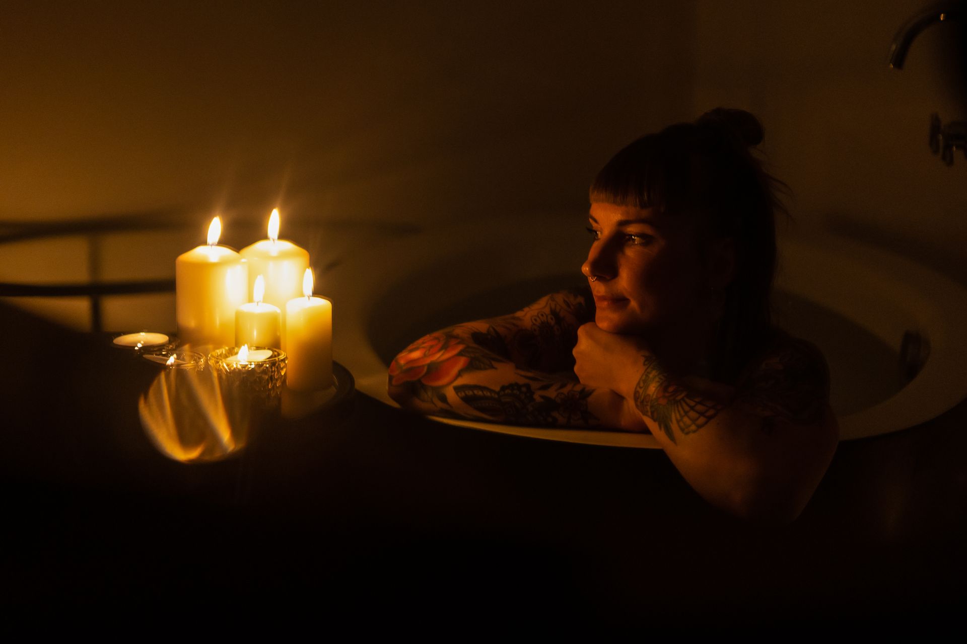 Frau bei Kerzenschein in der Badewanne