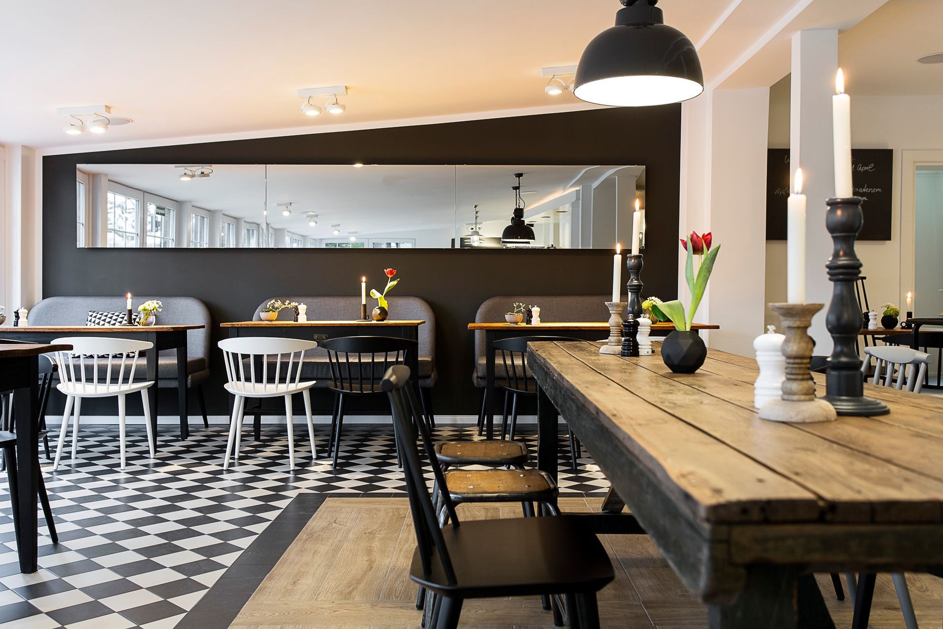 Ein Restaurant mit Tischen und Stühlen und einem karierten Boden