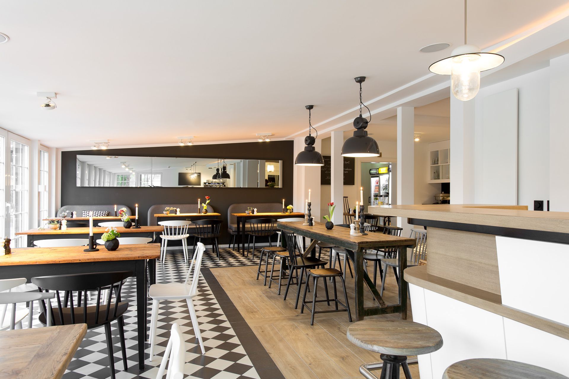 Ein Restaurant mit Tischen und Stühlen und einem karierten Boden.