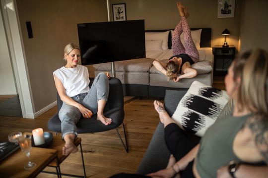 Frauen im Hotelzimmer