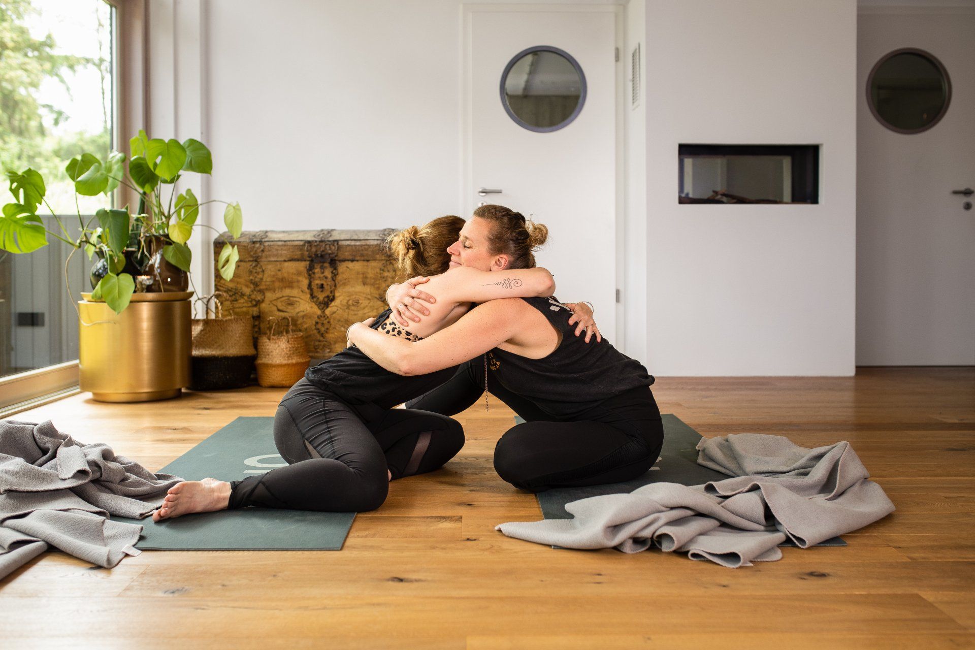 zwei Frauen nach dem Yoga