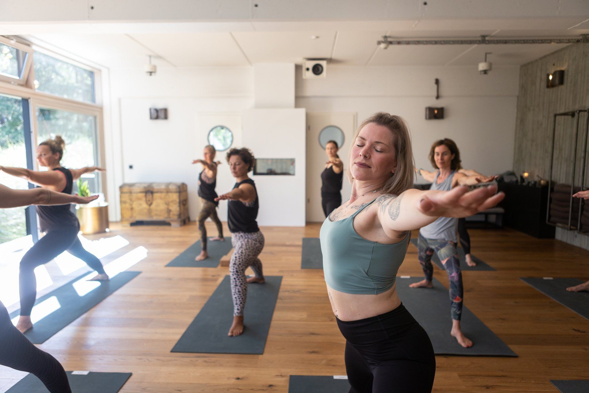 Eine Gruppe von Frauen praktiziert Yoga in einem Yoga Hotel in St. Peter Ording.