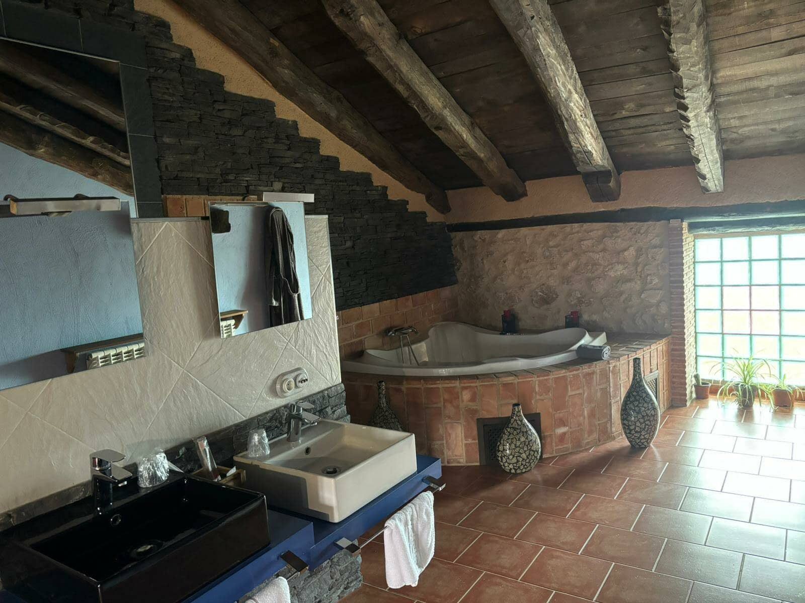 Un baño con dos lavabos y una bañera de hidromasaje.