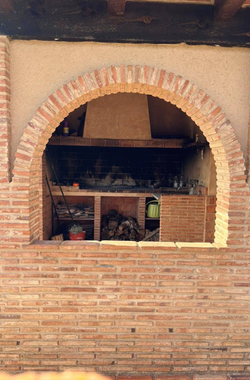 Un arco de ladrillo con una reja en su interior.
