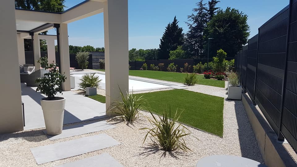 réalisation de jardin sur mesure avec plantes et gravier