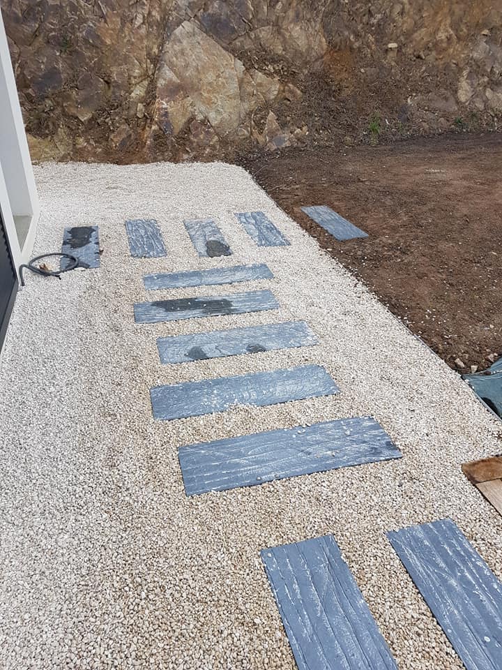 pose de dalles sur gravier